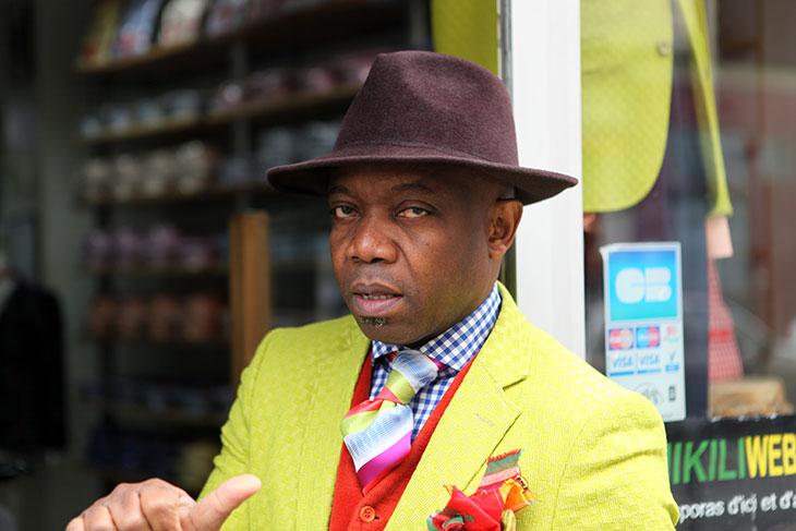 Le Bachelor prend la pause devant sa boutiqu