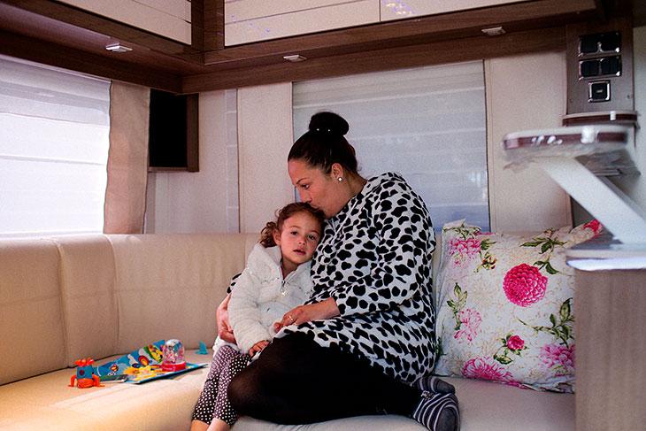 Mandy et sa fille dans la caravane de la petite famille