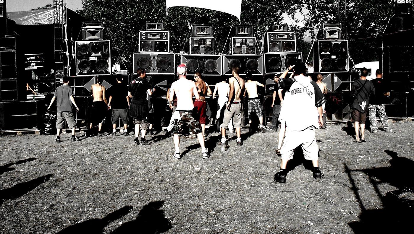 Robert Ménard et les maires de sa région tentent de faire interdire un teknival