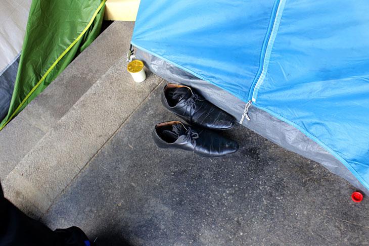 Pour ne pas salir la tente, prière de se déchausse