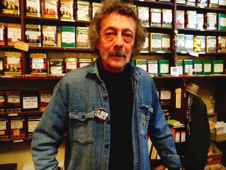 Ferik et son badge "je chie Charlie" tiennent la boutique