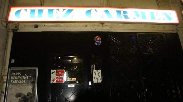 Les lettres bleues de « Chez Carmen », un phare dans la nuit parisienne