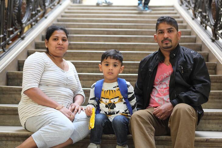 Kandasamy, avec sa femme et son fils de 3 ans. Avec ses 2 autres enfants, ils louaient un 12 m2