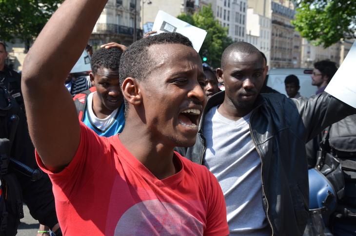 Pendant son interpellation, ce migrant a la rage