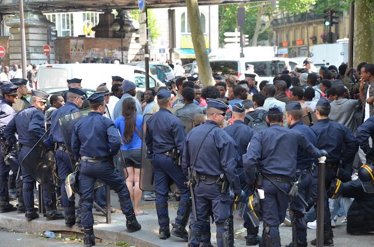 Les flics parquent les migrants à côté de la station La Chapelle