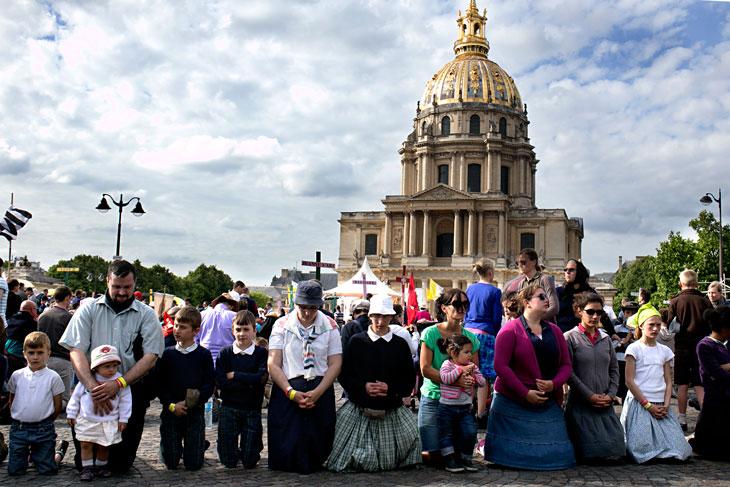 Les lefebvristes prient dans la rue car les églises leurs sont interdite