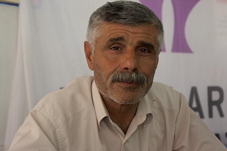 Moustache poivre et sel, barbe de trois jours, Salih prend la pose au local de l'HDP à Hasankeyf, dans le sud du Kurdistan