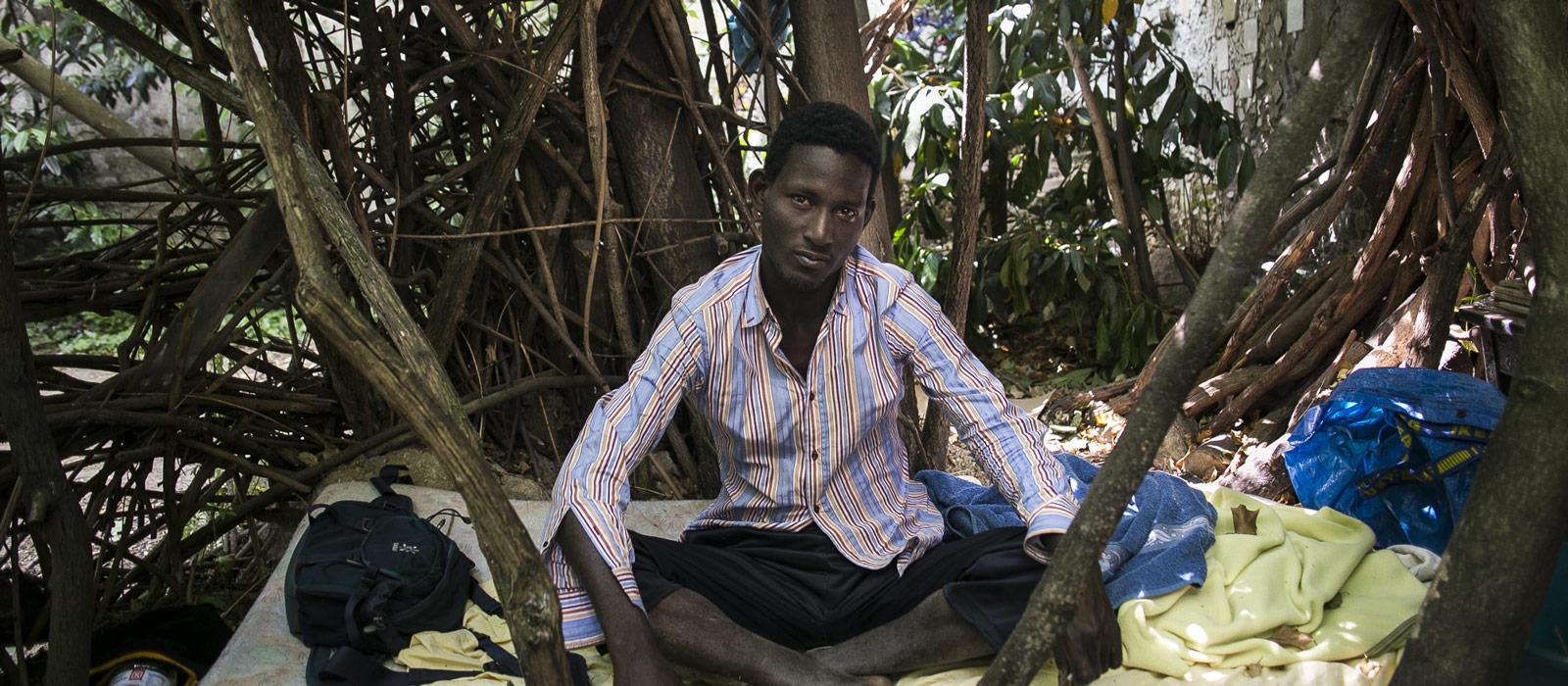 Tentes Quechua et toilettes sèches : les migrants s’installent dans un bois de Paris