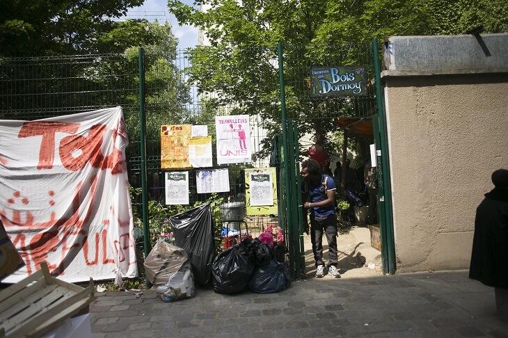 Un petit panneau indique l'entrée