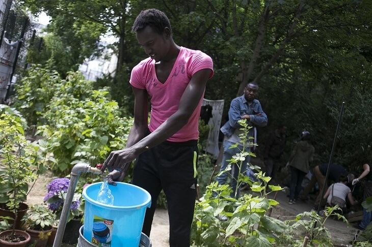 Au Bois Dormoy, un migrant fait sa lessive