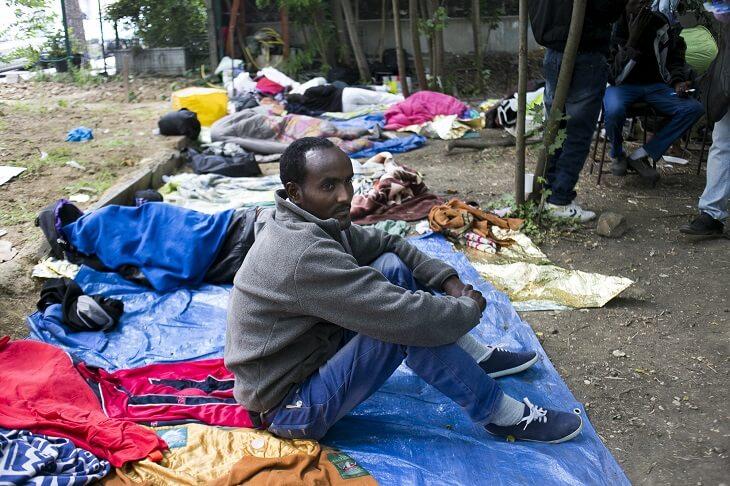 Nyomad est Erythréen. Il a 25 ans. "Je suis arrivé en France il y a 4 jours. Je ne veux pas rester ici. Je veux rejoindre ma femme qui est aux Pays-Bas. C'est pour ça, je n'ai pas demandé l'asile. Mais je n'ai aucun moyen d'y aller.