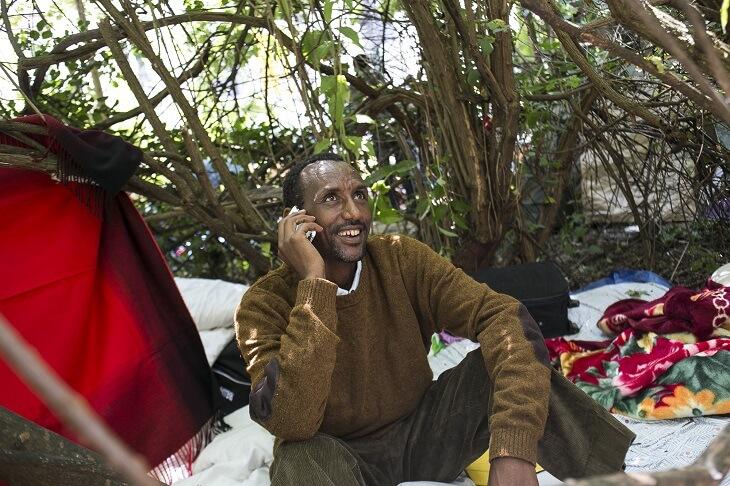 Mohammed est Ethiopien. Il fait parti du groupe des Oromos, différent de celui du gouvernement. "J'ai été emprisonné 3 fois : 2 mois et 2 fois 4 mois. J'ai peur pour ma vie là-bas. " Il était maçon en Ethiopie. Il espère obtenir des papiers pour travailler. Il n'a ni famille, ni ami ici. Il est arrivé par bateau depuis la Lybie