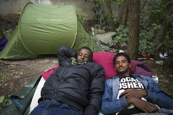 Ahmed Ibrahim, à gauche, a 25 ans. Asharof, à droite, a 17 ans. Ils sont arrivés depuis 16 jours en France. Ils n'ont pas de documents
