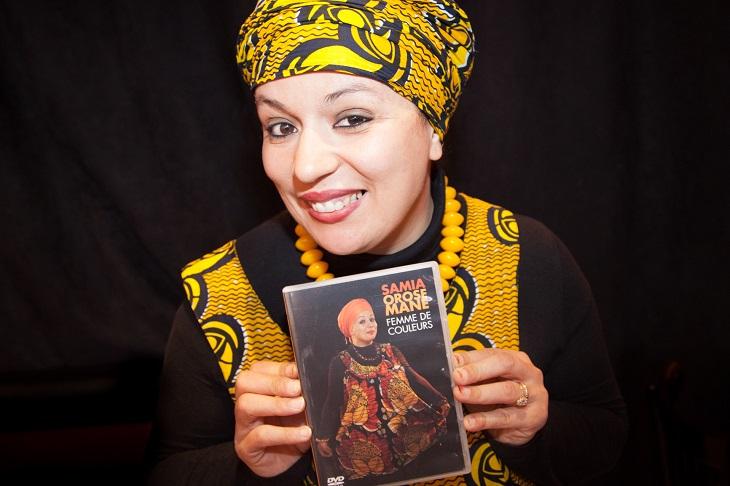 Samia Orosemane tape la pose 