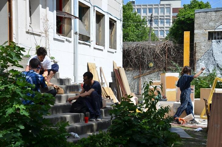 Ce jour-là, au Wonder, c'est menuiserie et camaraderie