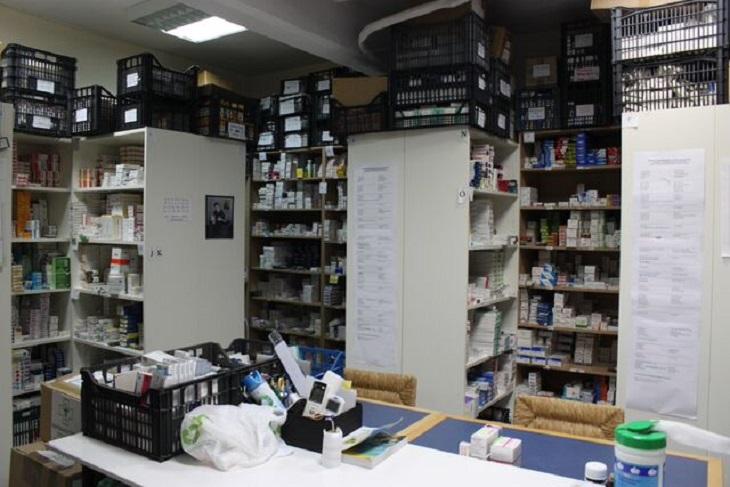 Grâce aux dons, la pharmacie de la clinique d'Hellinikon est bien plein