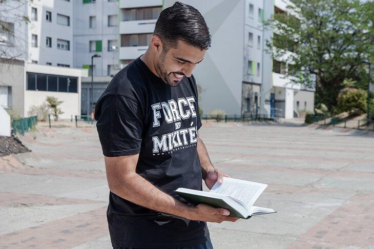 Ado, Abdellah préfèrait le foot aux bouquins. Depuis il s'est rattrapé