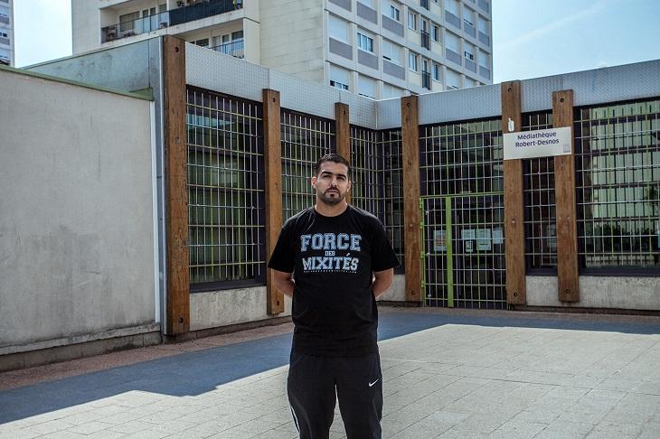 Abdellah prend la pose devant la médiathèque d'Argenteuil
