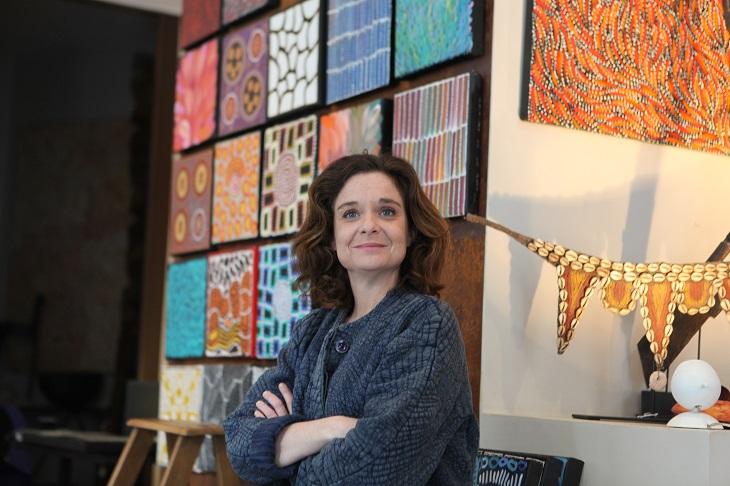 Dans sa petite boutique, Julie tient les comptes de la pétition anti salon de massages