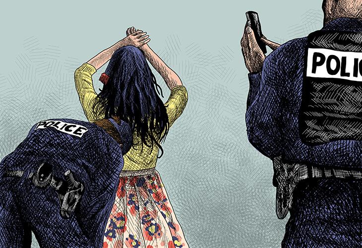 La police accuse Elena, 15 ans, d'avoir volé un portable