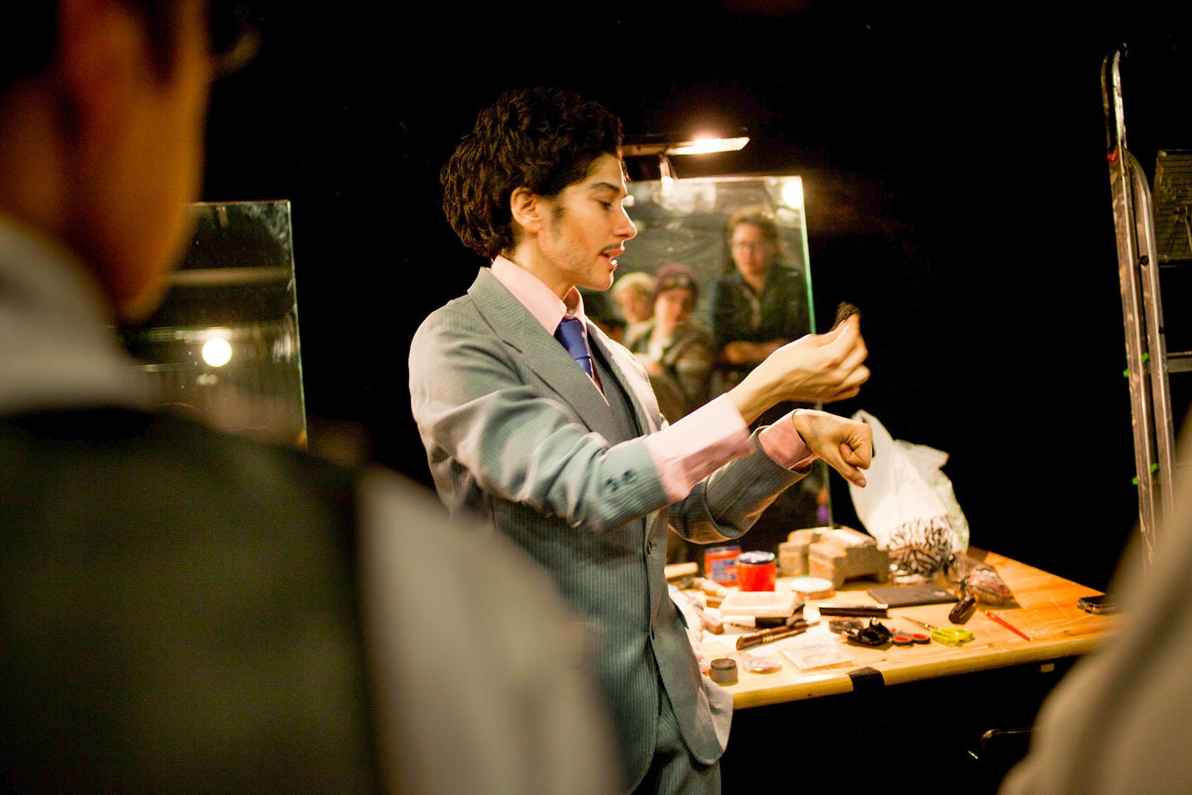 Seins aplatis, fausse barbe et phallus en chaussettes