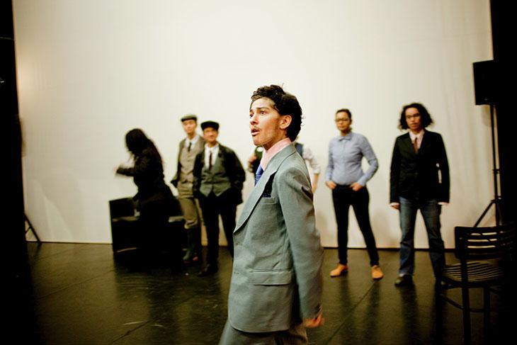 Les 23 hommes de l’après-midi paradent devant le public