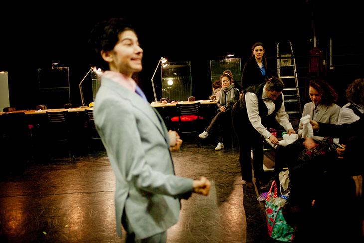 Une fois les seins disparus, les femmes enfilent leurs costumes.