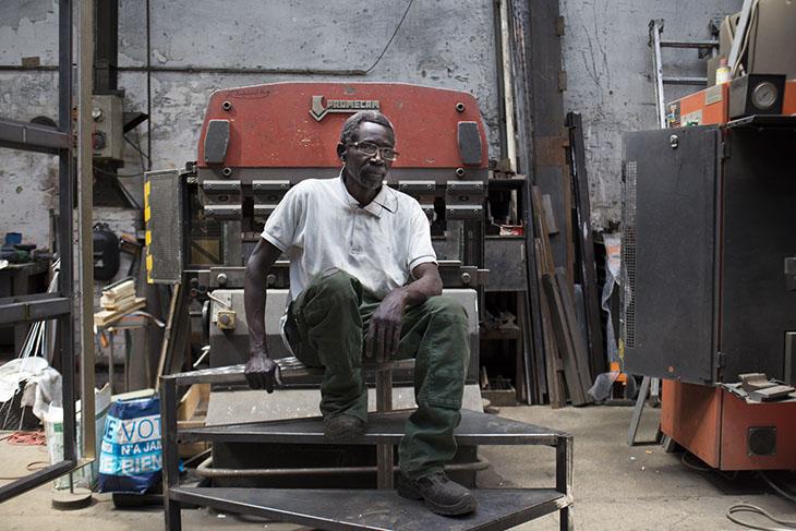 Assane, le chef de travaux de l’atelier, travaille ici depuis 18 ans.