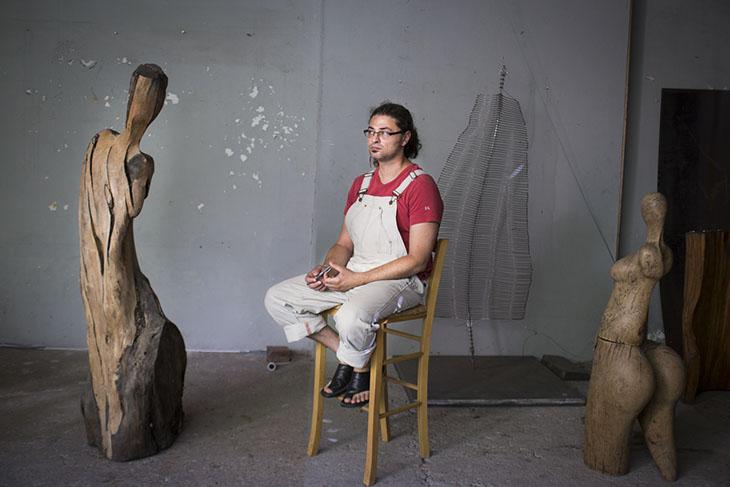 Mehdi, travaille métal et bois dans son atelier du fond