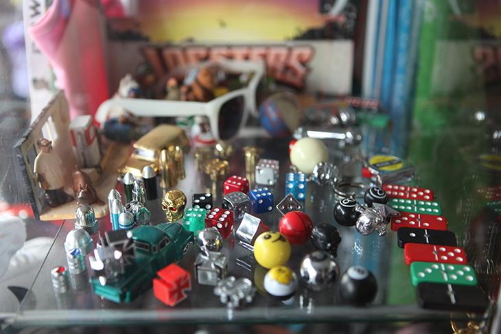 « L’accessoire type que les gens viennent acheter, c’est la lunette noire, tu sais celle de Eazy E. Ou des bandanas. 