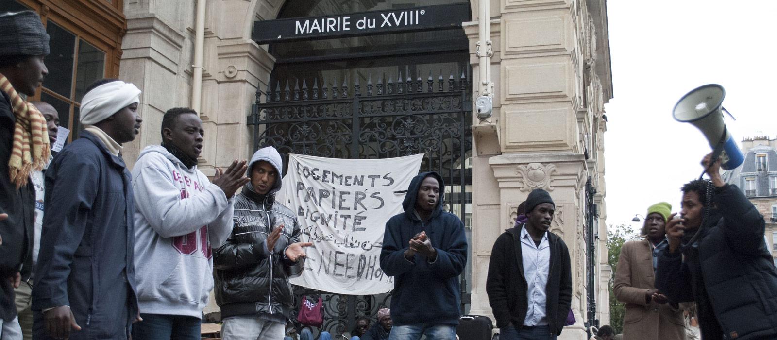 Des réfugiés soudanais squattent devant la mairie du 18