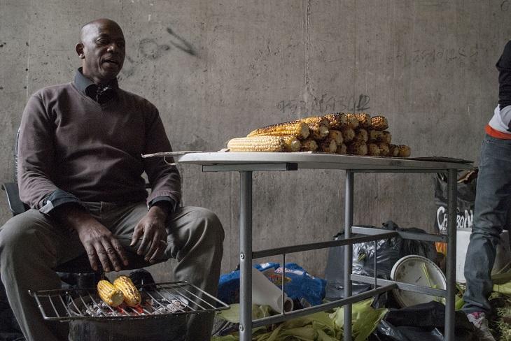 A Riquet, dans le 19e arrondissement, il ne reste plus qu’une poignée d’irréductibles vendeurs de maïs, dans le hal