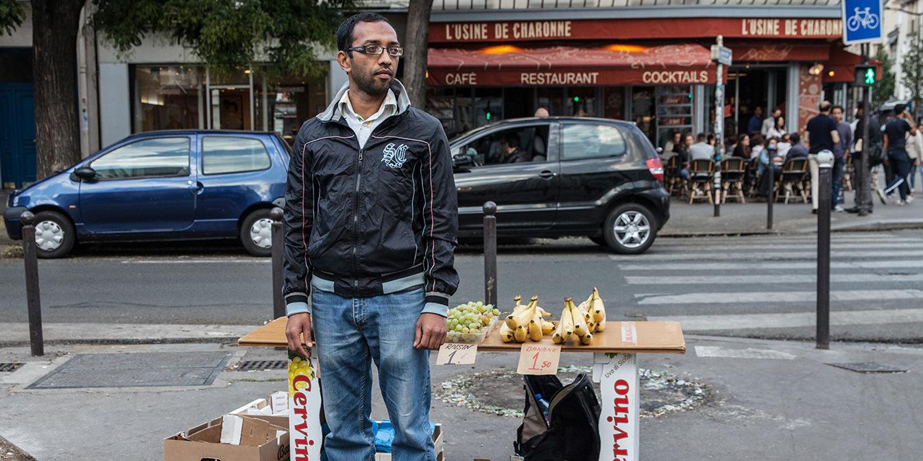 24 h dans la vie d’Azizur, vendeur de fruits à la sortie du métro