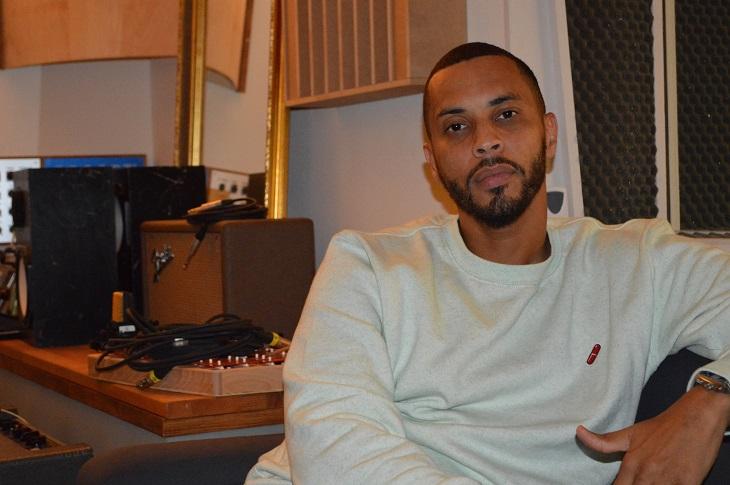 Au calme dans son studio, Disiz détaille sa vision de la politiqu