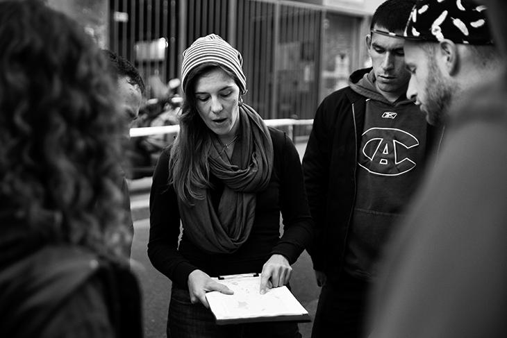 Erika montre les cartes