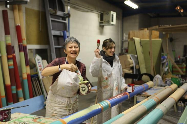 Les militantes d'Alternatiba en pleine atelier peinture