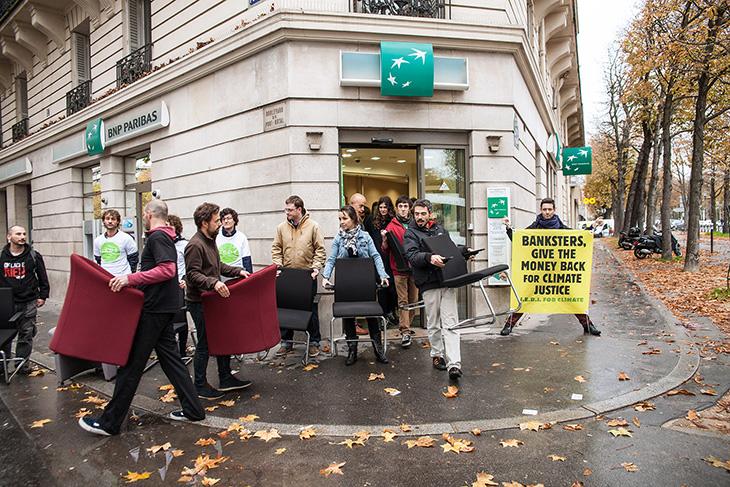 « Bonjour, nous venons réquisitionner les chaises. 