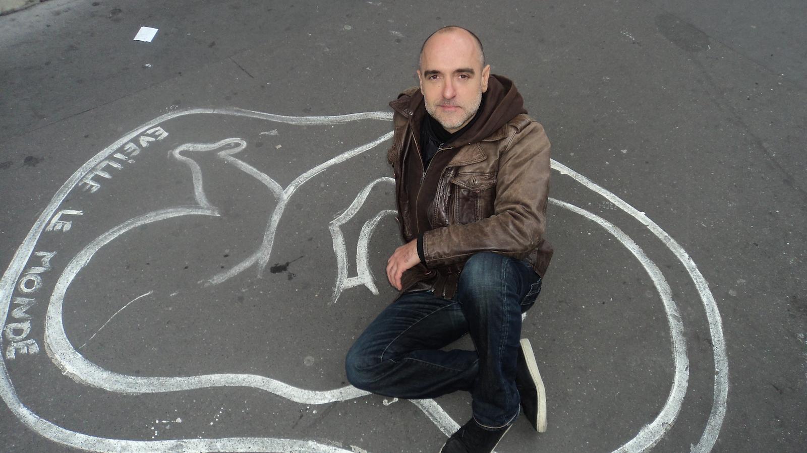 Sébastien dessine des fœtus sur les trottoirs de Paris