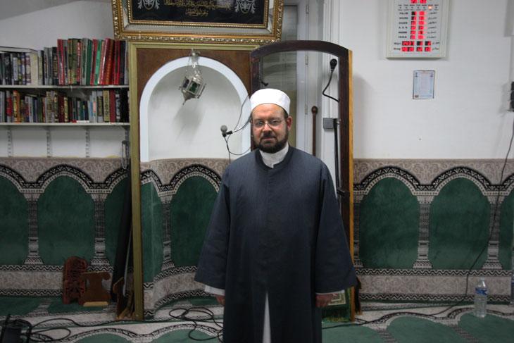 Le cheikh Abdelkader Achour dans la salle de prière de la mosqué