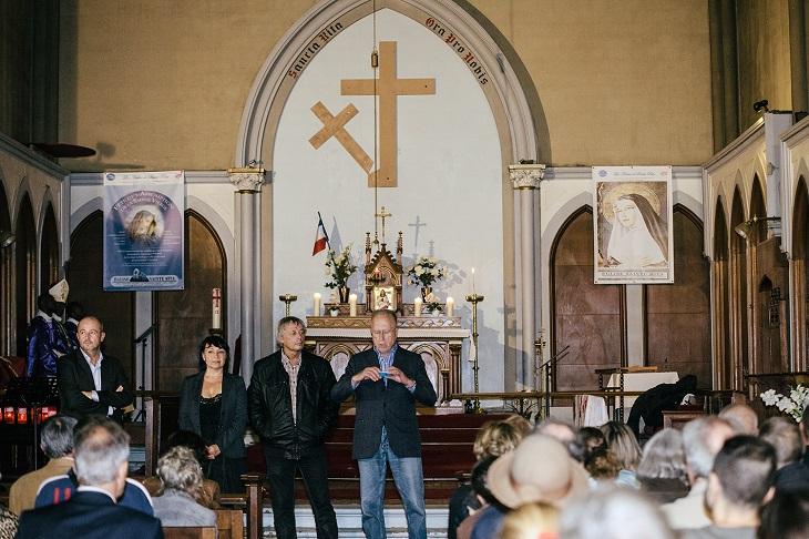 Le ban et l'arrière-ban de l'extrême droite française dans la nef de l'Eglis