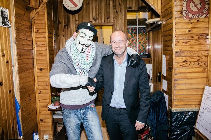 Dans une ambiance chalet suisse, Nicolas Stoquer (à droite) serre la pogne à un militant du Mouvement du 14 Juille