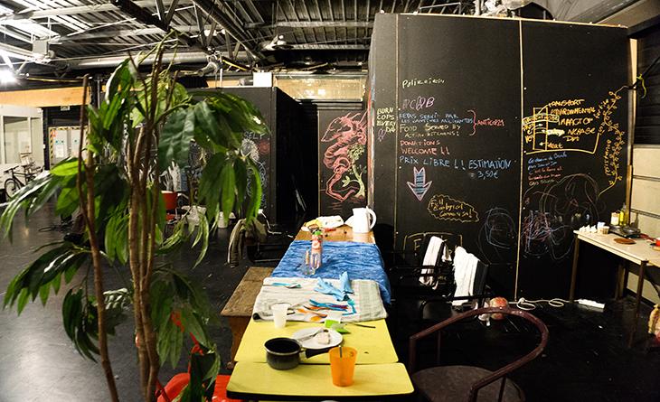 A l’étage, les squatters se sont installés un petit coin cuisine