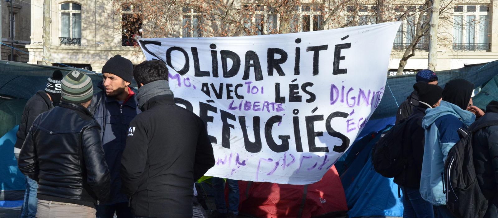 République : Les migrants virés pour l'hommage à Charlie 