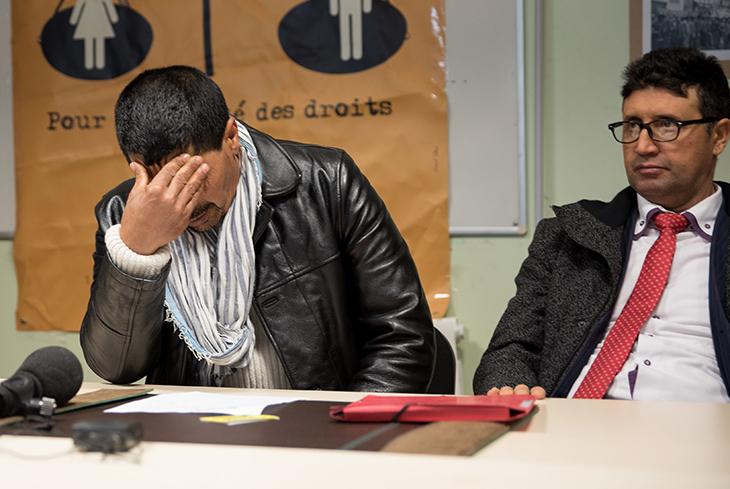 A gauche, le père de Tarek Belkacem, à droite l'avocat de la famille.