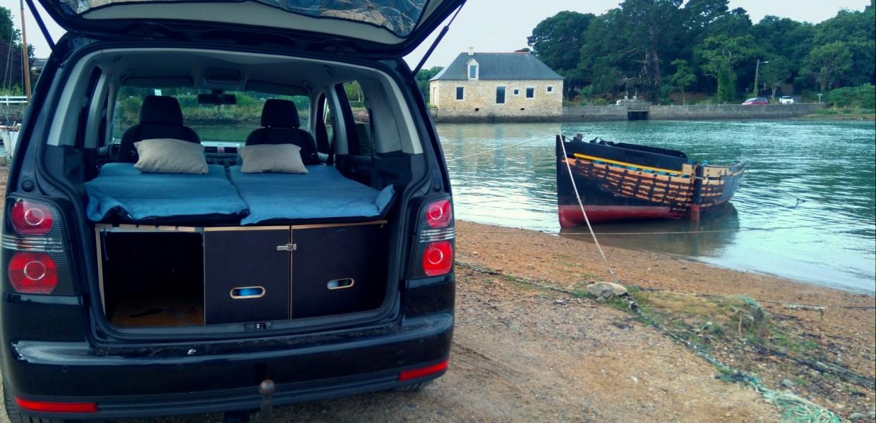 Un kit qui transforme le coffre d’une voiture en camping car