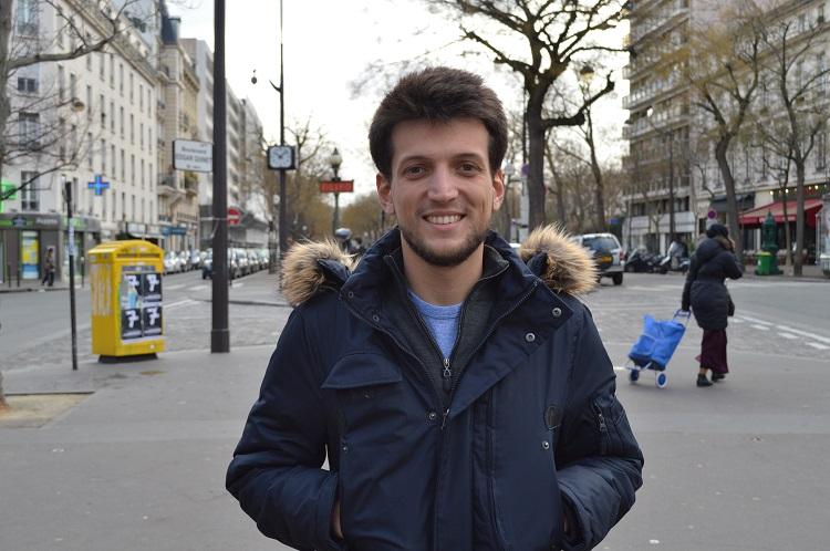 Le sourire Colgate du jeune militant