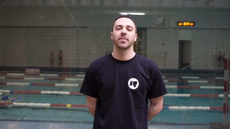 On le prendrait presque pour un maître-nageur