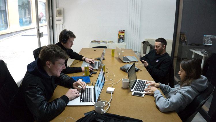 Posés, canettes de RedBull vérouillées