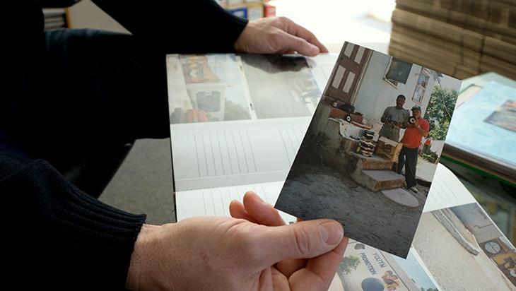 En parcourant les pages de ses albums photos, les souvenirs remontent