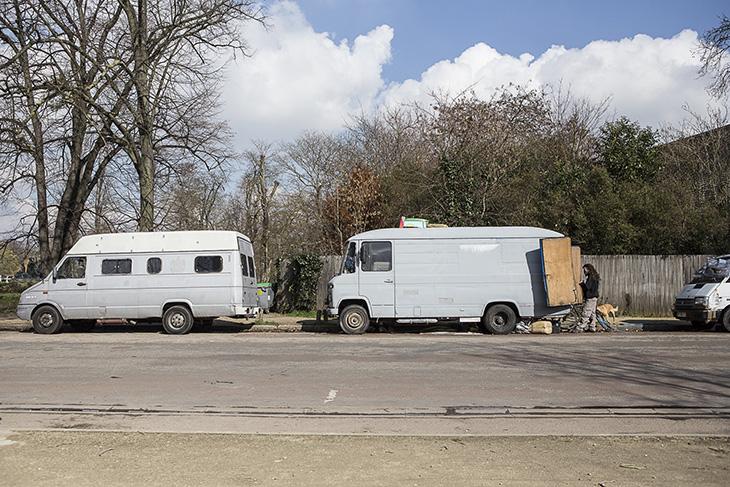 Une grosse dizaine de camions sont alignés le long de la route.